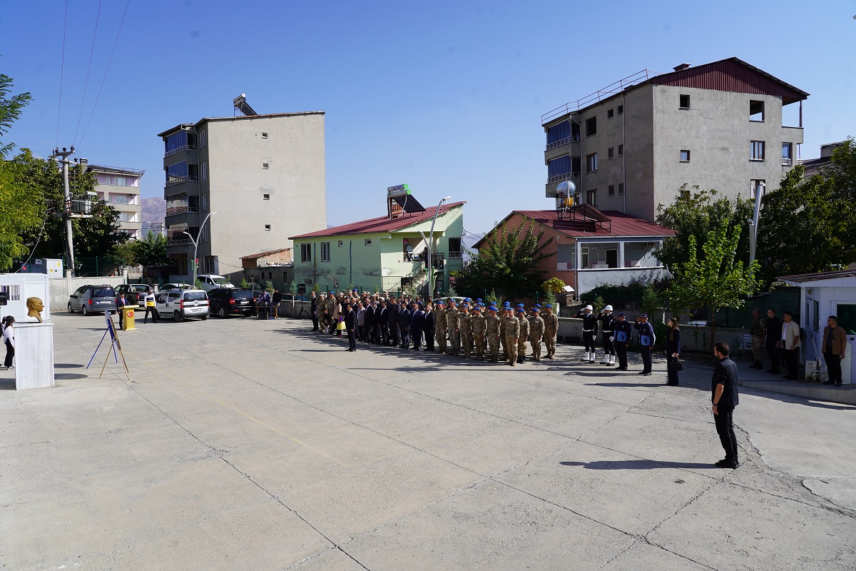 Cumhuriyetimizin Yüzüncü Yılında 29 Ekim Cumhuriyet Bayramı etkinlikleri, 28 Ekim günü saat 13:00’de çelenk sunma töreni ile başladı.