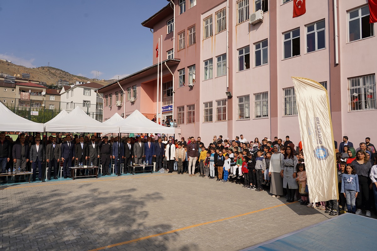 Kulp Kaymakamımız ve Belediye Başkan vekilimiz Burak AKELLER Atatürk İlköğretim okulunda düzenlenen “Tarih Yazan Çocuklar” etkinliğine katıldı.